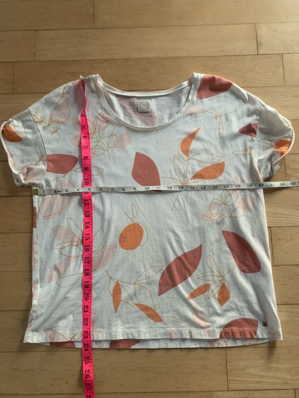 🇫🇷 Cream Short-Sleeve Tee with Rust Floral and Peach Motif - Picture 11 of 11